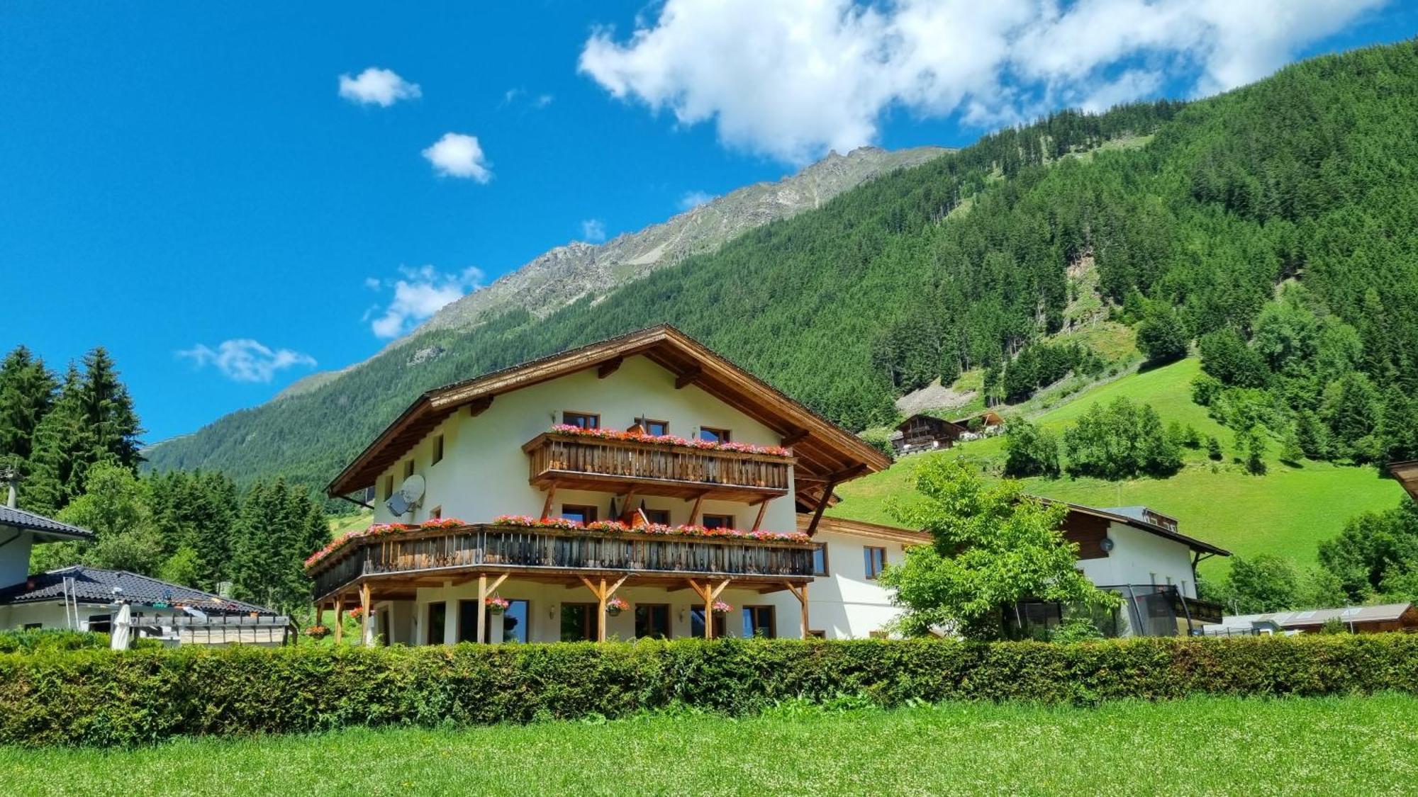 Gastehaus Landhaus Tyrol Hotel Gries im Sellrain Exterior foto